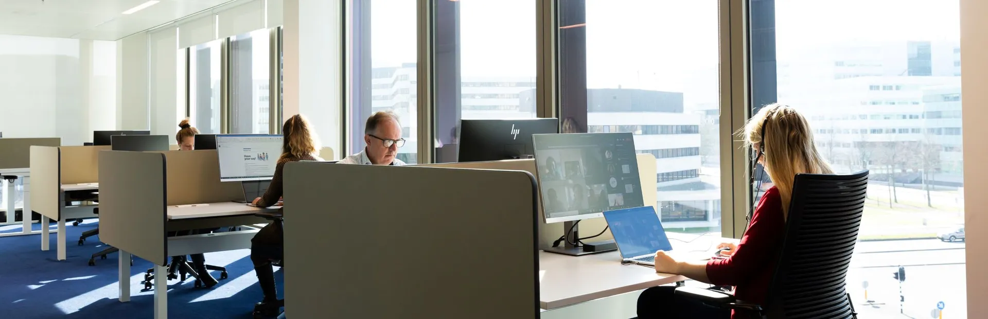 Collega's aan het werk op kantoor