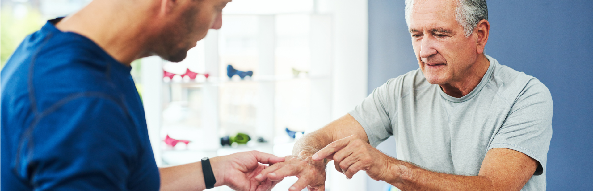 Arts onderzoekt hand van oudere patient
