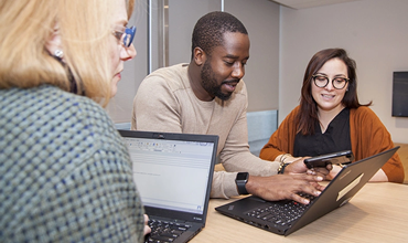 3 collegas werken samen op kantoor