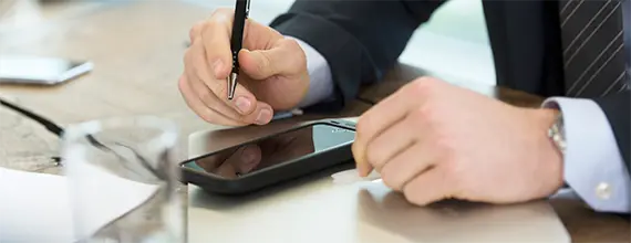 Pen en telefoon tijdens een vergadering