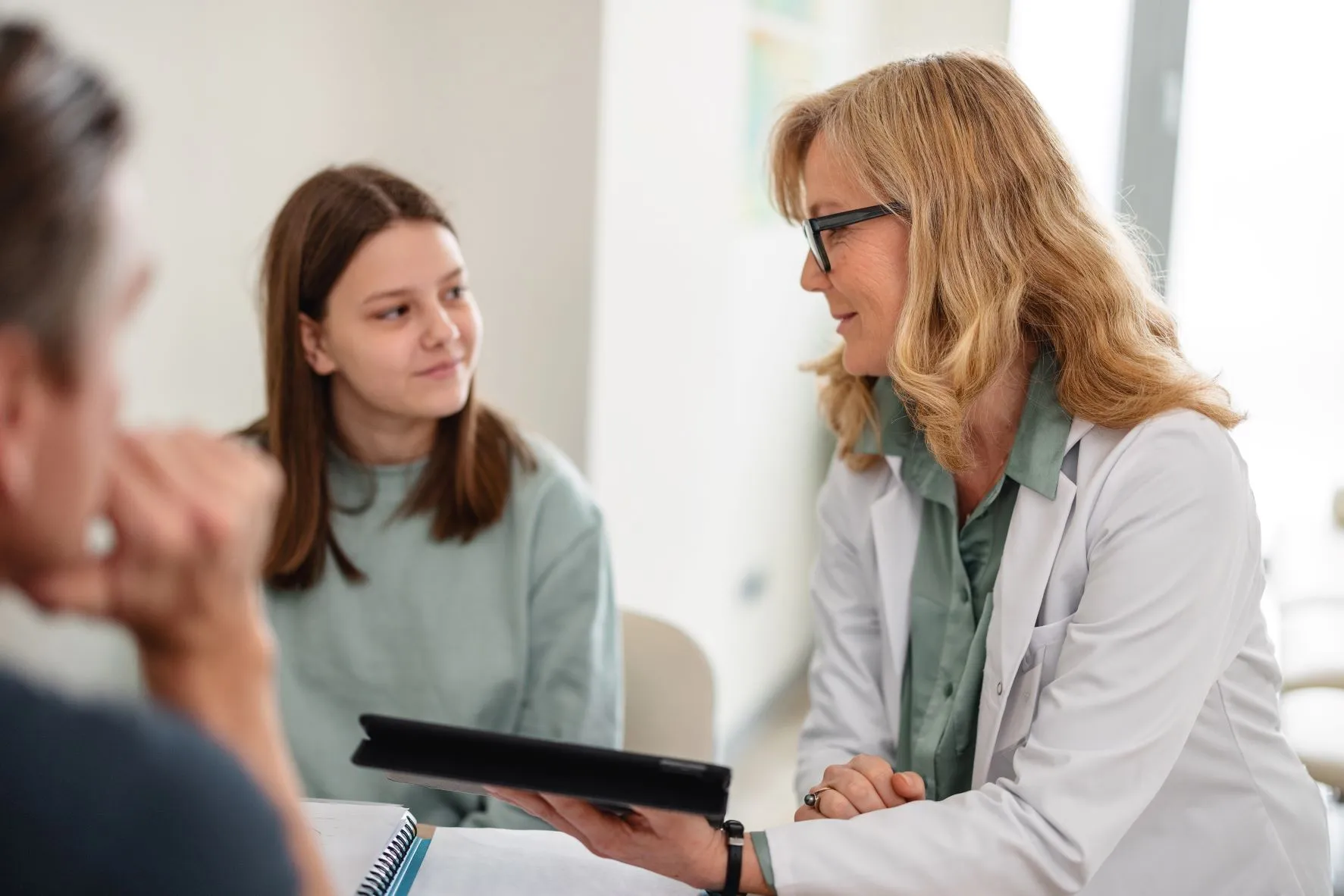 Een dokter met haar patient
