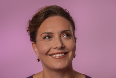 Portretfoto van een lachende jonge vrouw
