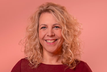 Portretfoto van een lachende jonge vrouw