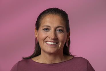 Portretfoto van een lachende jonge vrouw
