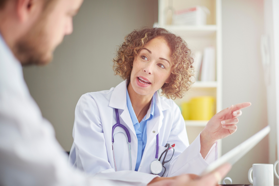 Arts in overleg met patient