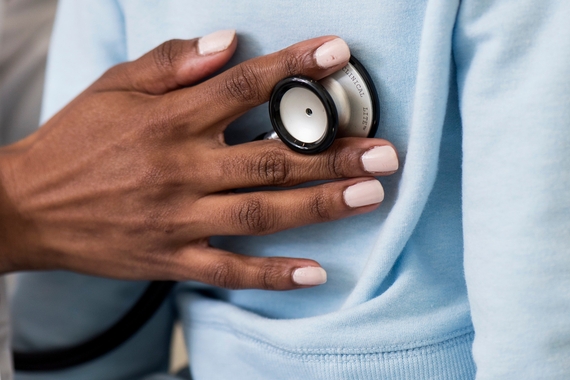 Arts controleert hartslag van patient