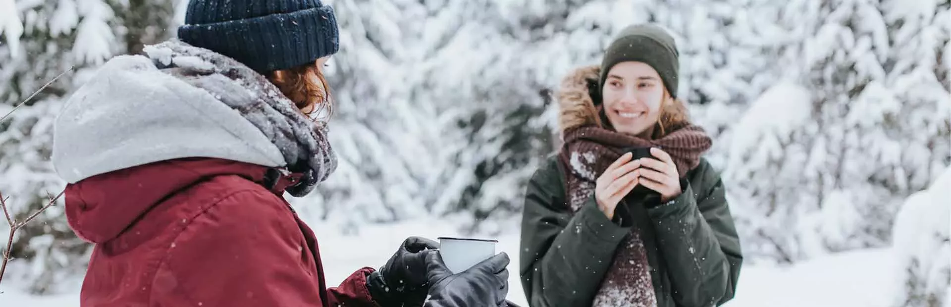 Venner med en kopp varm te på fjelltur