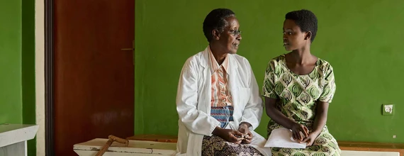 Lekarka podczas rozmowy z pacjentką