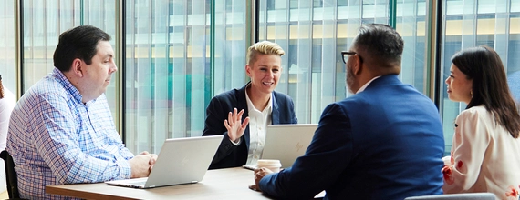 Grupa ludzi podczas dyskusji