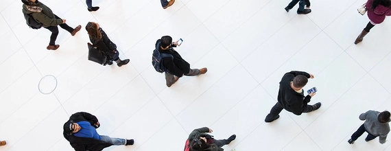 Idący ludzie - widok z góry