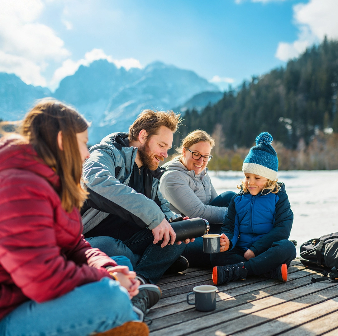 Rodzina pijąca  herbatę na pomoście