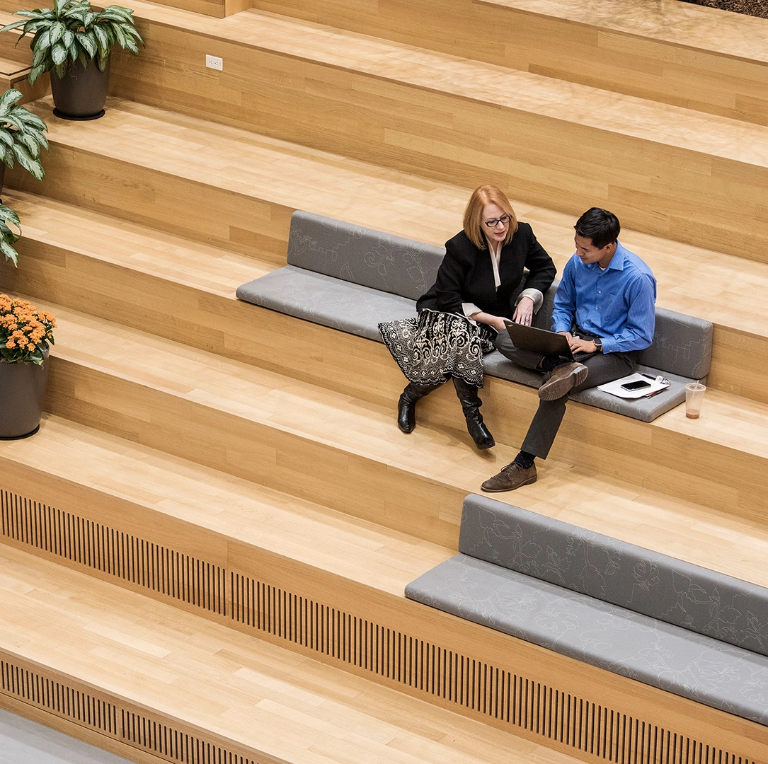 Para rozmawiająca w auli