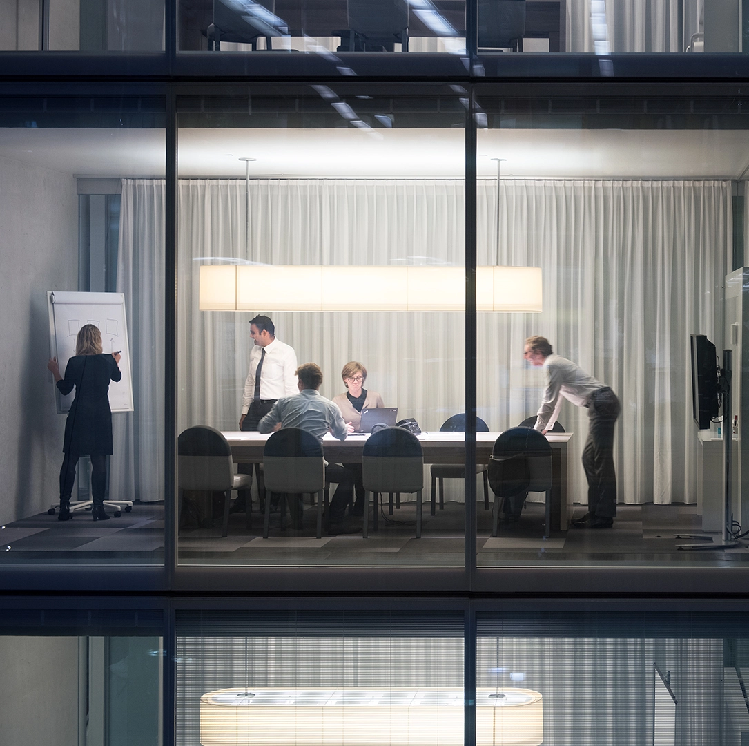 Ludzie wieczorem pracujący w biurze