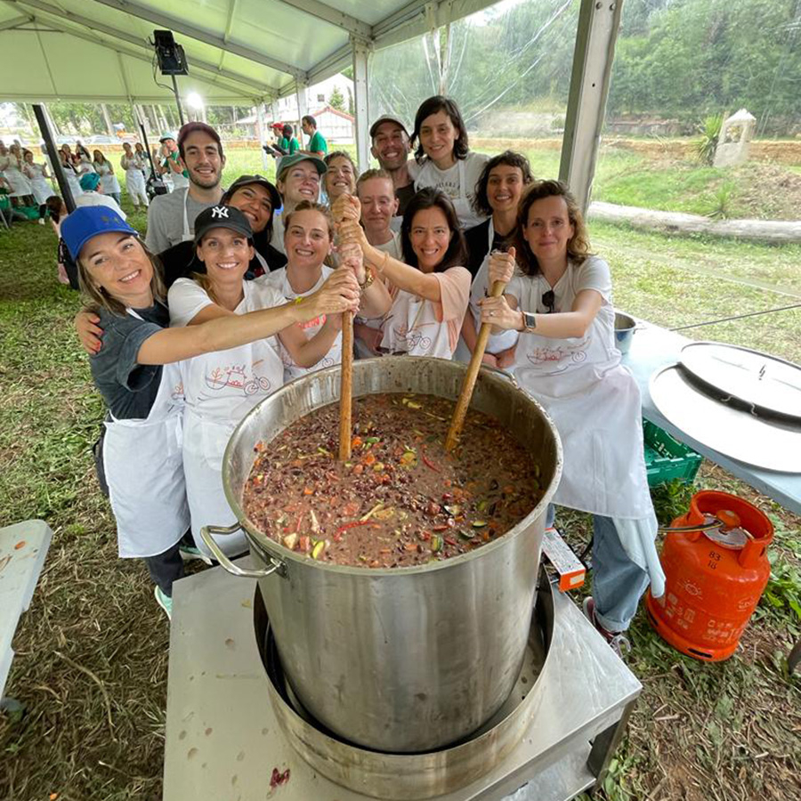 People cooking 