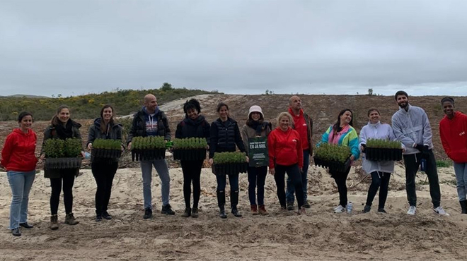 Fotografia de grupo dos colaboradores que participaram na ação de voluntariado