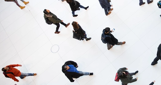 Vedere aeriană cu oameni mergând prin holul alb al unei clădiri moderne