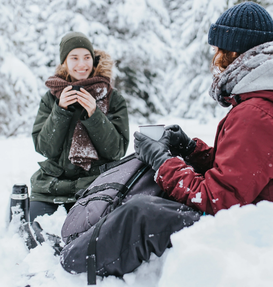 Banner patienter och närstående, two women drinking hot drinks outside in the snow