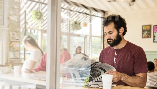 Moški bere časopis