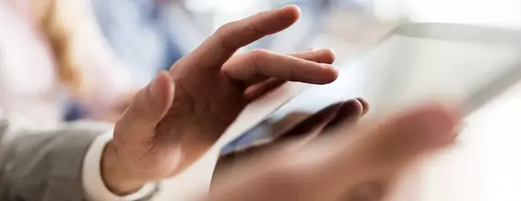 Moški, ki uporablja tablični računalnik