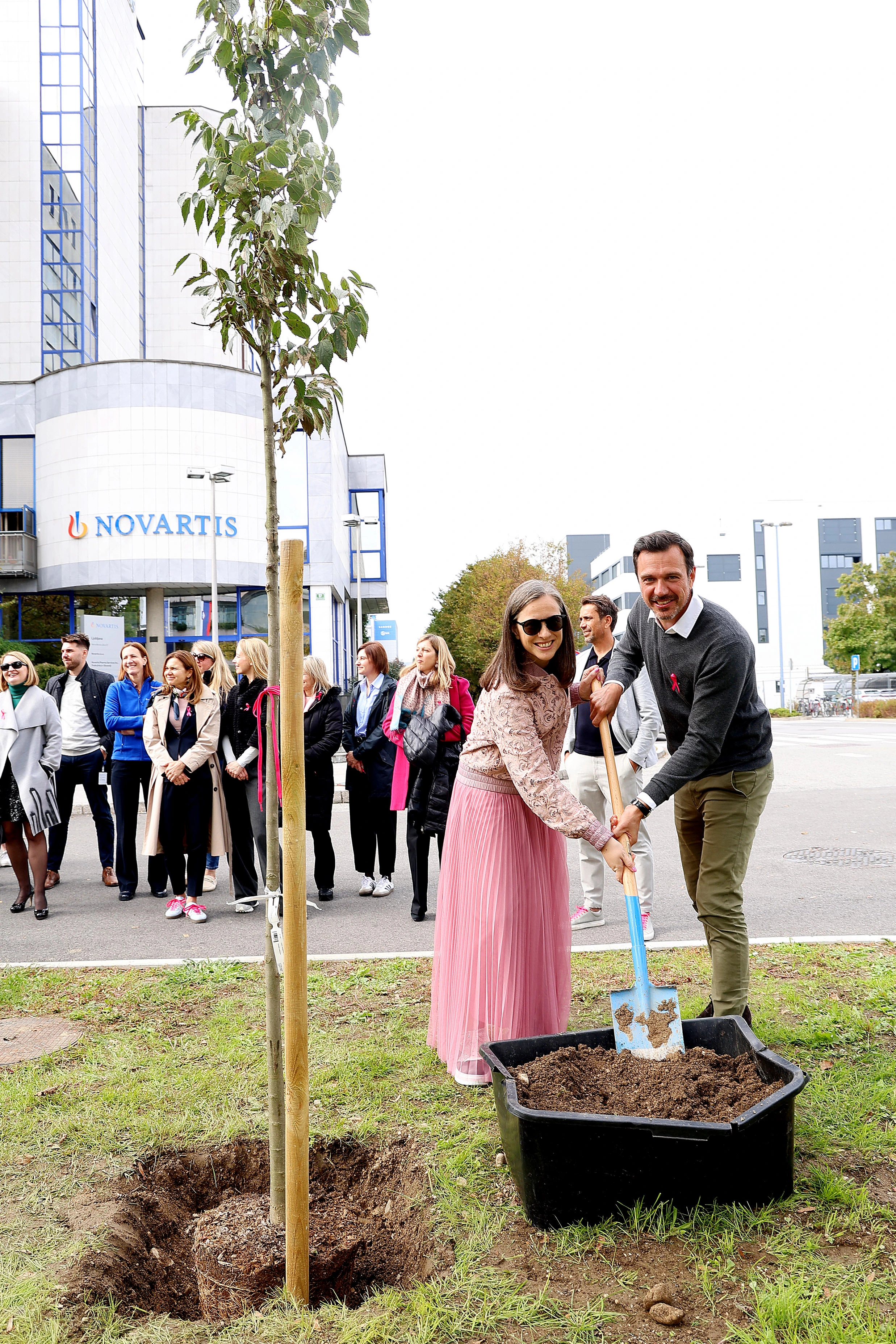 Tanja Spanic (Europa Donna) and Aymeric Royère (Novartis) – pink tree