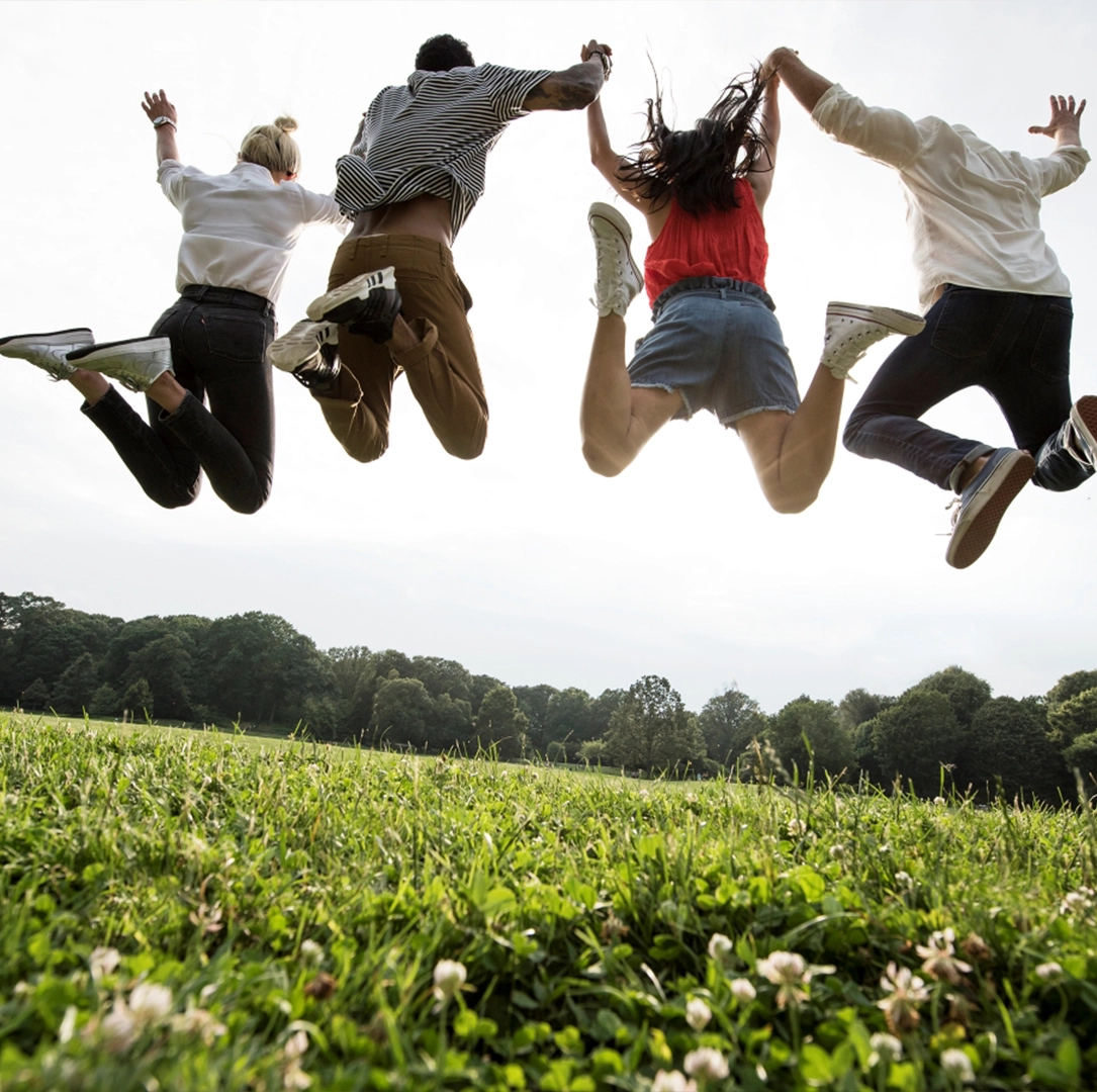 Skupina mladih, ki skačejo