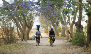Women carry water in a rural zone of Africa