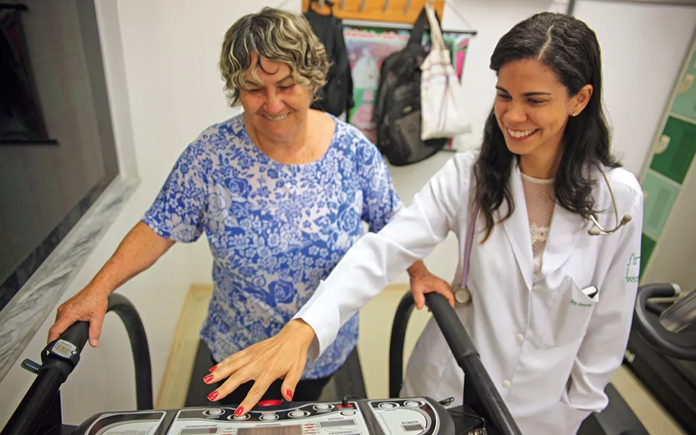 Nilda Ribeiro dos Santos, exercises in rehabilitation center with Dr. Fernanda Sardinha