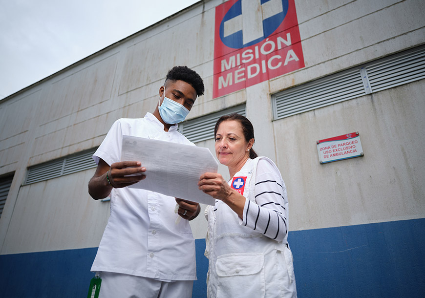 Alexandra Cossio Duque talks with a healthcare professional