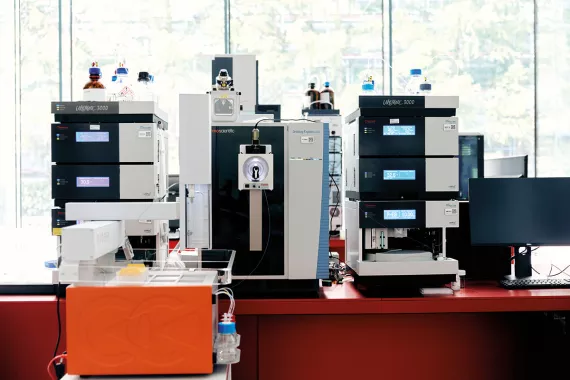Liquid chromatography (LC) setup coupled with mass spectrometer (MS), which is used for forensic toxicology as well as for environmental analysis.