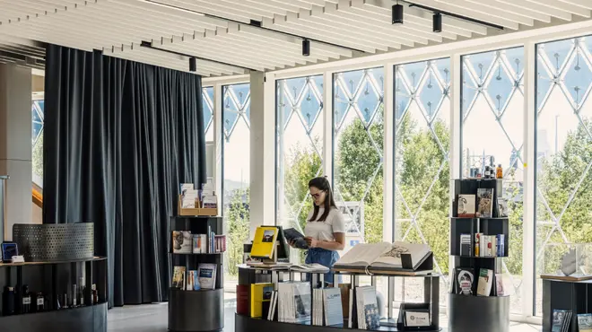 Novartis Pavillon reception with bookshelves and seating area