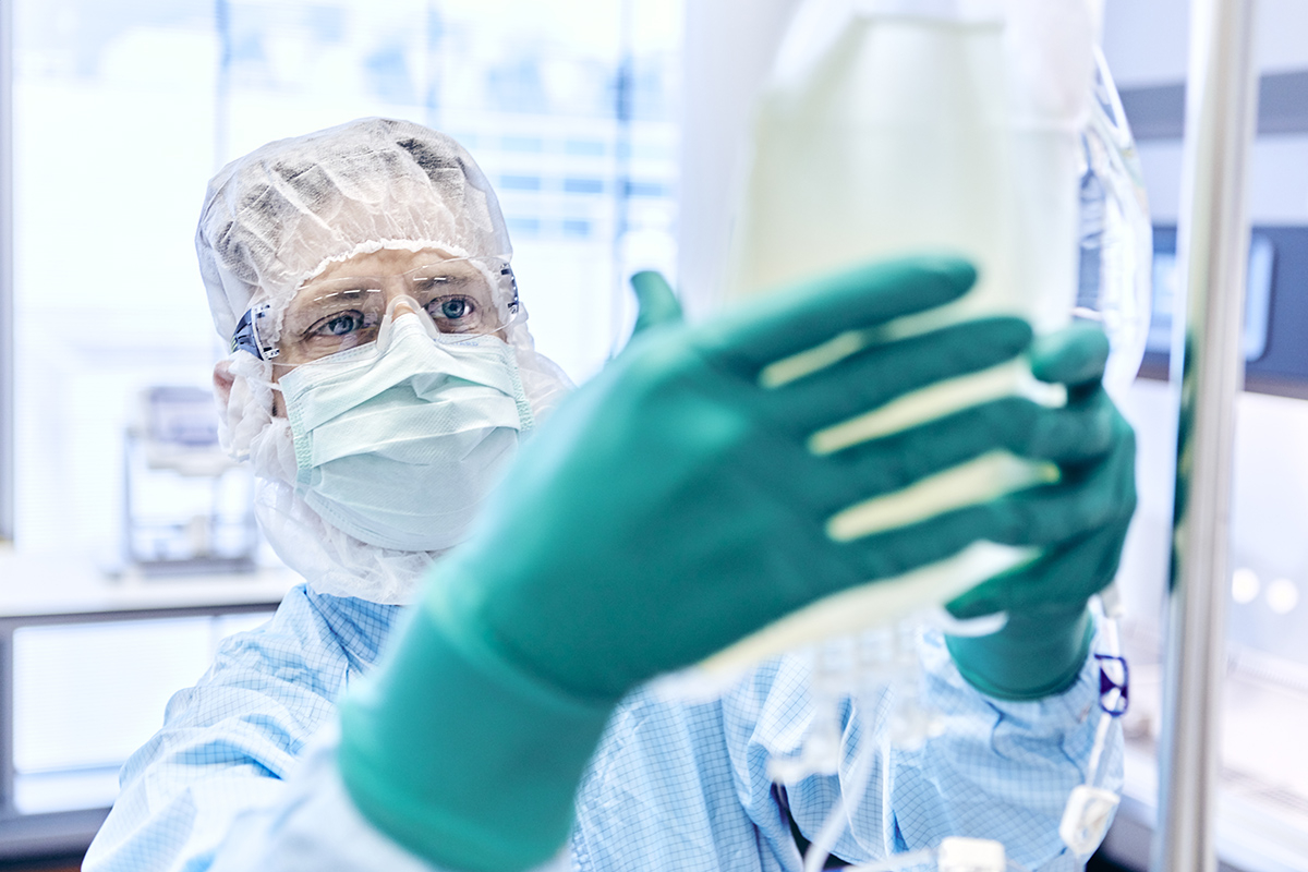 A process operator with culture medium bag