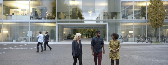 Novartis campus - Associates walking