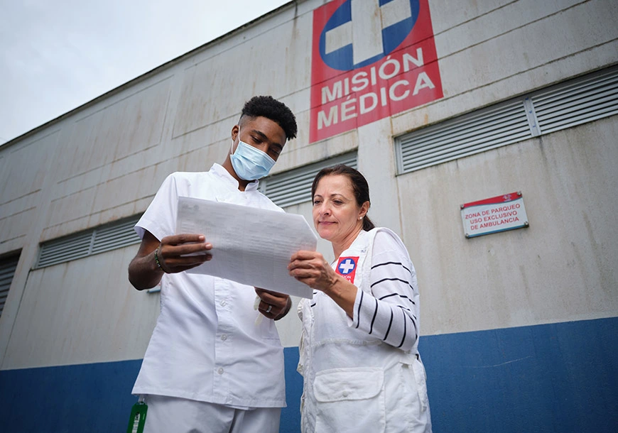 Alexandra Cossio Duque talks with a healthcare professional