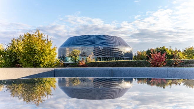 The Novartis Pavillon is located in the Park South of Novartis Campus