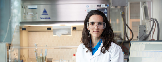 Žena v laboratórnych okuliaroch